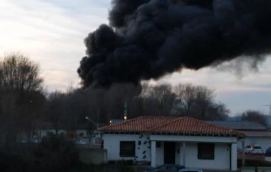 Arde un tractor y dos depósitos de gasóleo en una granja de Barásoain