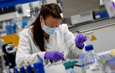 Una analista de laboratorio, en la sede belga de la empresa farmacéutica Janssen.