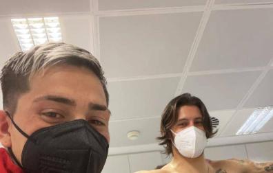 La dura entrada del Chimy a Juan Cruz acaba con un 'selfie' juntos