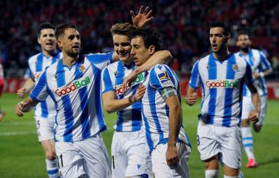 Mikel Oyarzabal celebra con sus compañeros el único gol del partido.