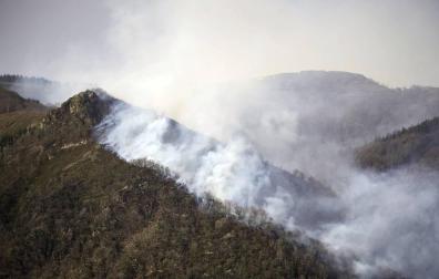 El incendio declarado este sábado en Navarra, en la zona de Bera, que aún se mantiene activo, habría quemado ya, según cálculos aproximados, una superficie de unas 1.600 hectáreas.
