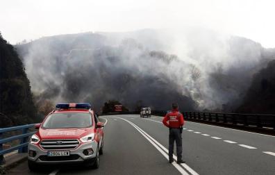 El incendio declarado este sábado en Navarra, en la zona de Bera, que aún se mantiene activo, habría quemado ya, según cálculos aproximados, una superficie de unas 1.600 hectáreas.