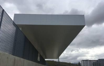 El campo de fútbol de Lezkairu ya tiene cubierta en la parte central de su grada