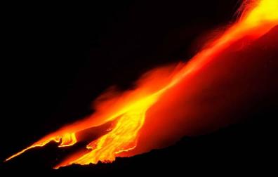 El volcán Etna, situado en la costa este de Sicilia, ha entrado en erupción y ha expulsado columnas de lava y humo que han alcanzado los mil metros de altura.