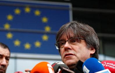 Puigdemont habla a la prensa en la entrada del Parlamento Europeo