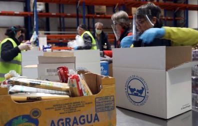 Voluntarios del Banco de Alimentos de Navarra preparando los paquetes para las familias