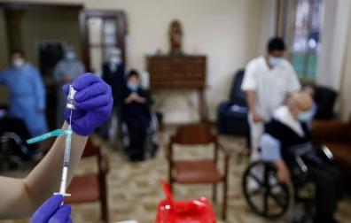 Familiares exigen poder visitar a los residentes vacunados
