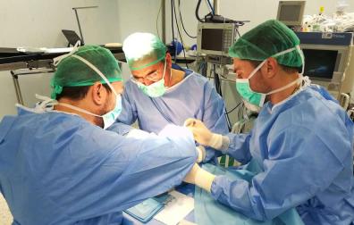 Varios cirujanos realizan un trasplante en Almería.