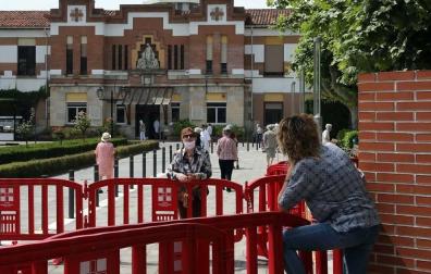Este lunes los bares podrán servir en la barra y los residentes salir a pasear