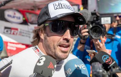 El piloto español Fernando Alonso atiende a los periodistas en el Rally Dakar