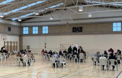 Fotos del inicio de la vacunación a mayores de 90 años en polideportivos de Pamplona.