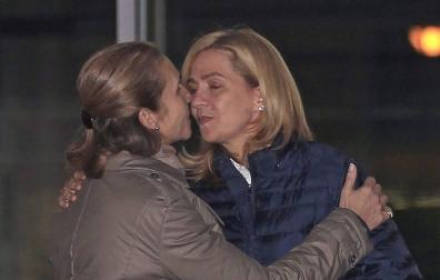 Las infantas Elena y Cristina se vacunan en Abu Dabi