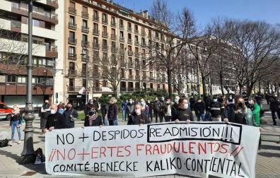 Manifestación de los empleados de Benecke Kaliko para pedir el regreso de un compañero.