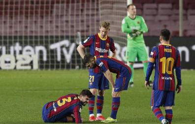 La rodilla derecha deja a Piqué en "baja indefinida" y no jugará en El Sadar