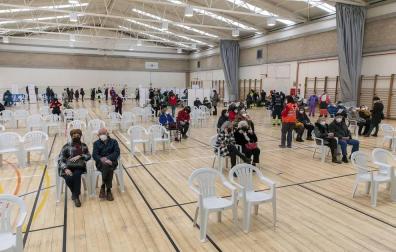 Fotos de la vacunación de los mayores de 80 años en Pamplona. Este sábado han vacunado en el polideportivo de Azpilagaña