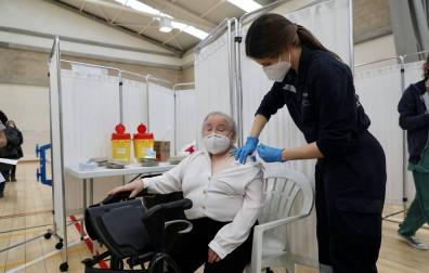 Fotos de la vacunación de los mayores de 80 años en Pamplona. Este sábado han vacunado en el polideportivo de Azpilagaña