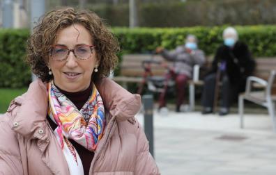 La geriatra Teresa Marcellán Benavente, de 53 años, en el exterior de la residencia de ancianos Casa de Misericordia de Pamplona