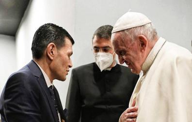 El papa Francisco, durante el encuentro mantenido con el padre de Aylan Kurdi, el niño sirio-kurdo de tres años que murió ahogado intentando llegar a Turquía en 2015 escapando de la guerra