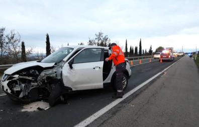 Un agente de la Policía Foral, junto al vehículo siniestrado.