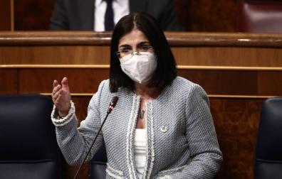 La ministra de Sanidad, Carolina Darias, interviene en la primera sesión de control al Gobierno de 2021 celebrada en el Congreso de los Diputados, en Madrid.