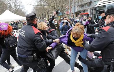 Varias mujeres se encadenan en el Parlamento, y una de ellas acaba detenida