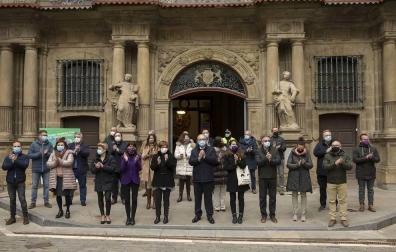 Varias mujeres se encadenan en el Parlamento, y una de ellas acaba detenida
