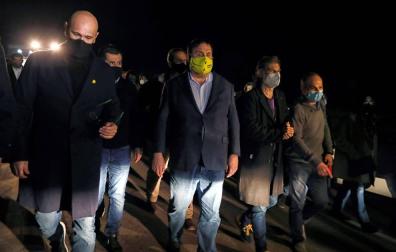 Seis de los presos del procés, Raül Romeva, Jordi Sànchez, Joaquim Forn, Oriol Junqueras, Jordi Cuixart y Jordi Turull, a las puertas de la cárcel de Lledoners antes de su entrada a prisión.