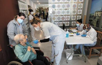 Un 80% de 16.000 sanitarios se han puesto al menos una dosis de vacuna
