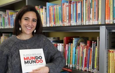 La escritora Blanca Berjano Rodríguez junto a su libro 'La barrera más bonita del mundo'