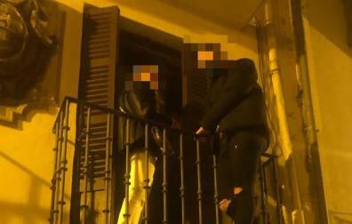 Denunciados los asistentes de una fiesta en un piso que intentaron escapar por el balcón