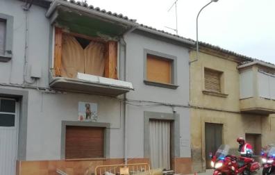 Destrozado un balcón de Ablitas tras chocar un camión contra él