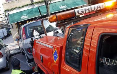 El destrozo que le causa la grúa en Pamplona llega a 343 euros