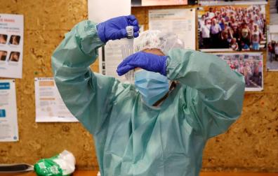 Un sanitario realiza una prueba PCR.