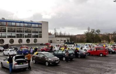 Los vehículos, en el parking de la UPNA.