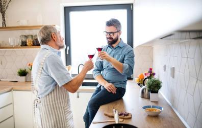 Un padre y un hijo celebran el Día del Padre con un brindis.