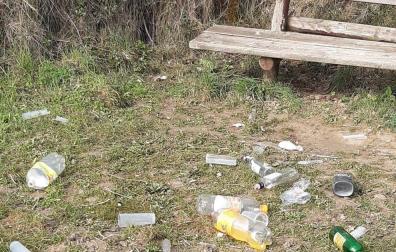 Estado en el que quedó el monte Oihana-Miravalles tras un botellón.