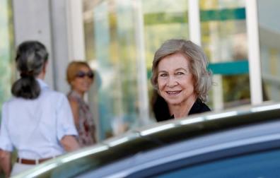 Doña Sofía llega al hospital a visitar al rey Juan Carlos