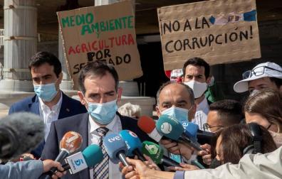 Juan José Liarte (2i), acompañado de Franciso Carrera (d), anuncian a la prensa que van a votar en contra de la moción de censura en la Asamblea Regional de Murcia.