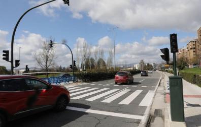 El semáforo de avenida Navarra suma un retraso de mes y medio