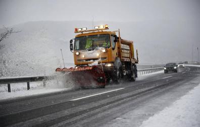 Rescatadas 10 personas de un autobús en peligro de caer a un río tras patinar por la nieve
