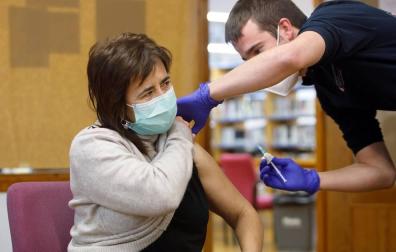 Navarra comienza la vacunación a los profesionales sanitarios y a grandes dependientes en Etxarri-Aranatz y Alsasua.