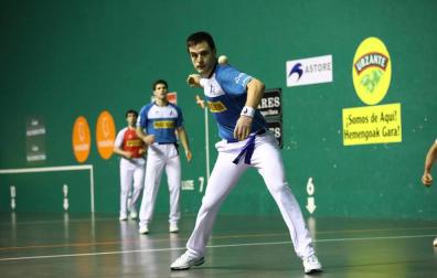 Daniel Elezkano le suelta a la pelota en presencia de José Javier Zabaleta y Aranguren en Gernika.