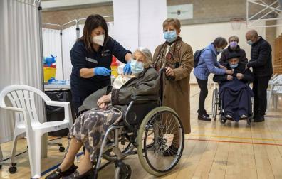 Fotos del inicio de la vacunación a mayores de 90 años en polideportivos de Pamplona.