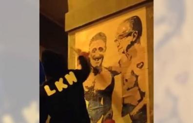El artista LKN, colocando su nueva obra del combate entre Maya y Asiron.