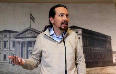 El líder de Podemos, Pablo Iglesias, durante su comparecencia ante los medios tras recoger este jueves en el Congreso el acta de diputado