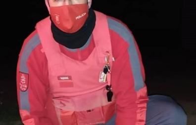 Un policía foral sujeta un ejemplar de cerdolí