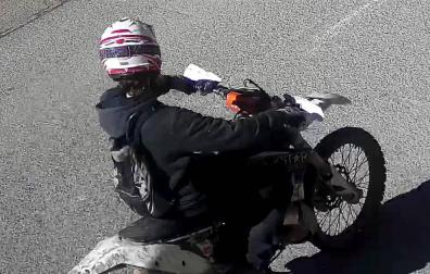 El menor en motocicleta, antes de ser interceptado por la Policía Foral.