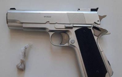 Encuentran una pistola con apariencia real en el coche de un conductor que dio positivo en drogas