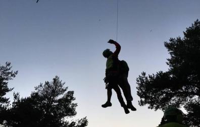 Momento en el que el ciclista es izado al helicóptero para su rescate