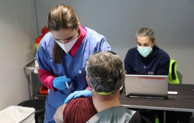 Una sanitaria administra una vacuna de AstraZeneca en las instalaciones de Refena